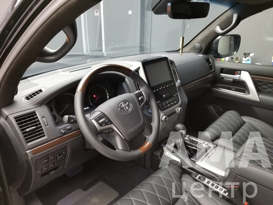 Перетяжка салона автомобиля Toyota LC200