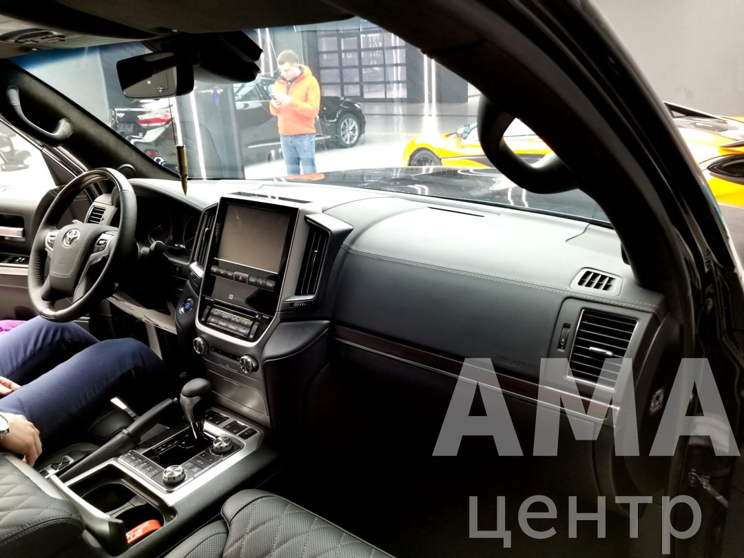 Перетяжка салона автомобиля Toyota LC200